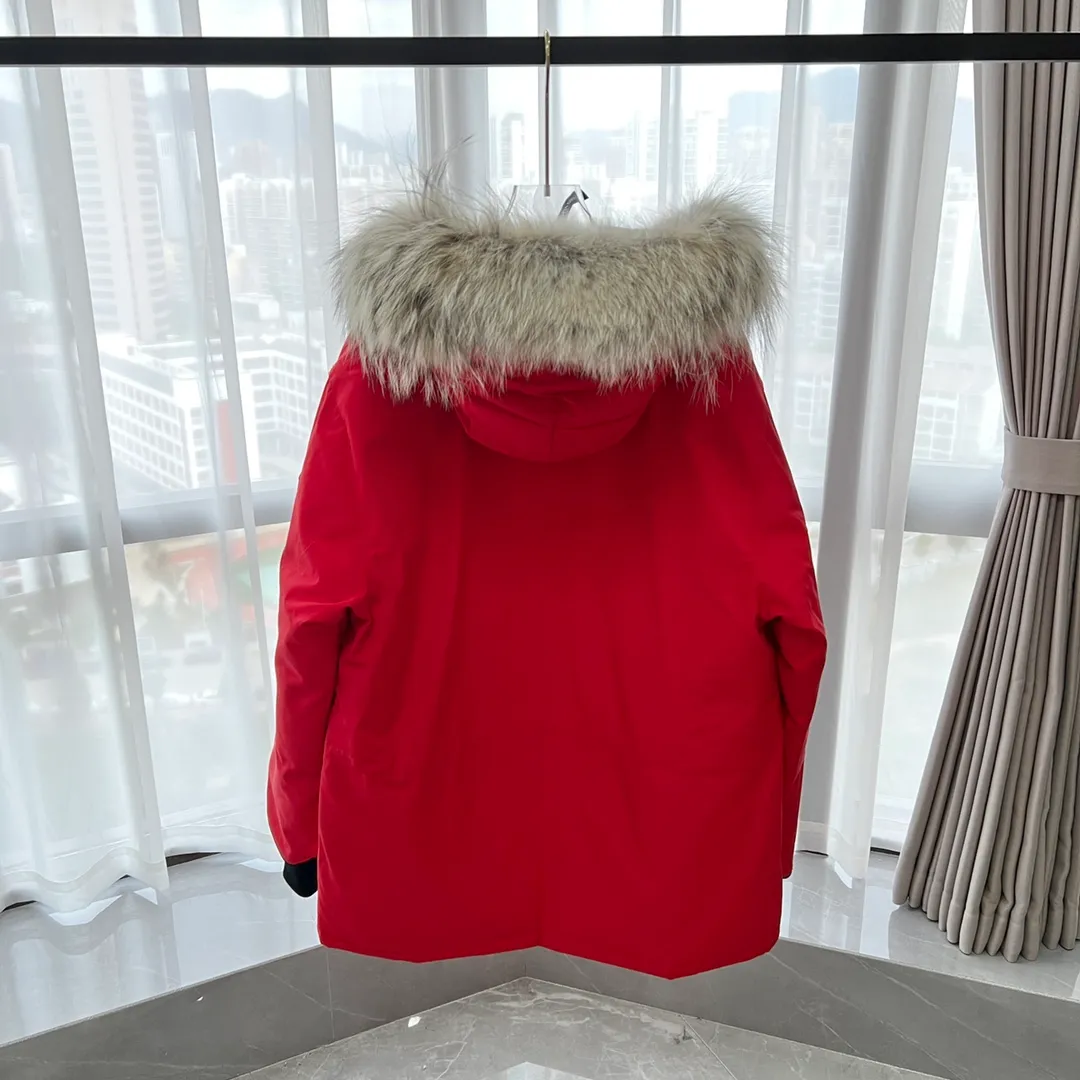 P800 Canada Goose "Canada Goose"🇨🇦 Beichen White / 08 Expedition Parka 4660M Product color: black, off-white, red, sand pink, sky blue, graphite gray, Beichen white, navy blue, sky blue, gray camouflage gray black label Product size: XS, S, M, L, XL, XXL The Expedition was originally a parka designed for scientists at the McMurdo Research Station in Antarctica. Whether your next journey takes you into the frozen urban jungle or across uncharted ice fields, wear Canada Goose's Expedition Parka and get proven results year after year in Antarctica by the National Science Foundation's Center for Polar Research.  Material list: 1⃣ Uses Y-shaped Velcro imported from Taiwan (exclusive in the market) 2⃣ Uses 18-count polyester-cotton blended fabric imported from South Korea (authentic synchronized fabric) 3⃣ National standard 80% white duck down, (zp uses 80% white duck down/90% of all boasts are fake) 4⃣ Western Canadian coyote hair (non-market dyed fox hair filled with wolf hair) Material analysis characteristics: 1⃣ The original/polyester-cotton fabric has a high polyester fiber content, and the polyester-cotton fabric has high heat and light resistance and good stability. It has bright colors, high fiber strength, durability, light resistance, heat resistance, and straightness. 2⃣ As we all know, the original version uses 80% white duck down. The fill power refers to the cubic inches of volume occupied by each ounce (30 grams) of down under certain conditions. If one ounce of down occupies 500 cubic inches, the fill power of the down is 500. So we can simply understand it as: fill power is the volume of down, and the volume of down is fill power. The higher the fill power of down, it means that under the same filling amount, down can fix a larger volume of air layer to keep warm and insulate, so the warmth retention of down is better. 3⃣ Western Canadian coyote hair, "large range of selected neck hair" is soft and fluffy, each wolf hair is 60-63 long / 14-16 wide at the peak, this width + preferred parts. It is basically unmatched by the same industry
